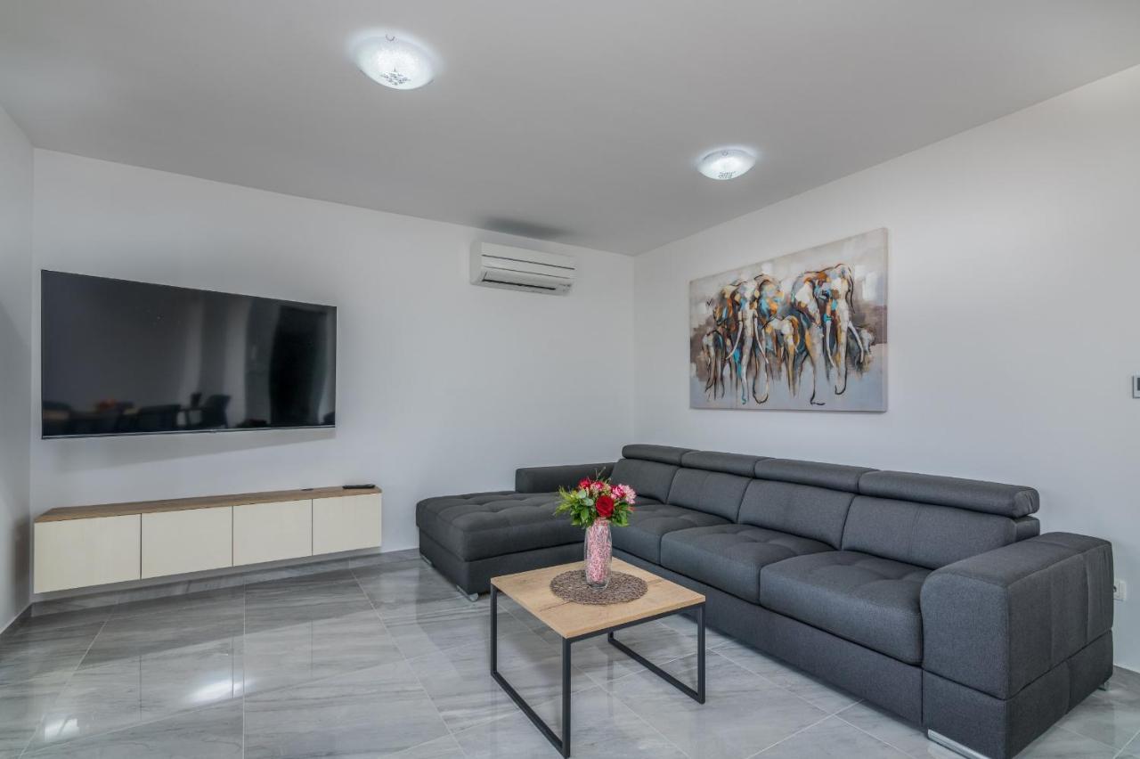 Apartments Elle Luxury Vantacici Malinska Exterior photo